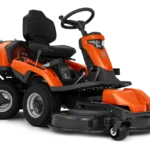 Seitenansicht eines Husqvarna Aufsitzmähers mit Mähdeck.