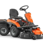 Seitenansicht eines Husqvarna Aufsitzmähers mit Mähdeck.
