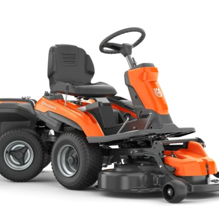Seitenansicht eines Husqvarna Aufsitzmähers mit Mähdeck.