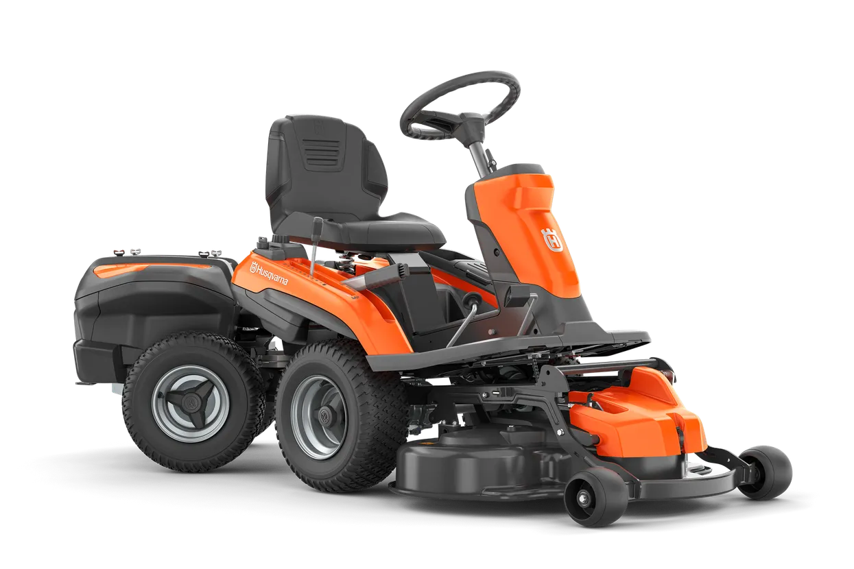 ah-014652.webp Seitenansicht eines Husqvarna Aufsitzmähers mit Mähdeck.
