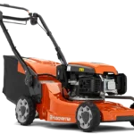 Seitenansicht eines Husqvarna Rasenmähers mit sichtbarem Motor und Grasfangsack.