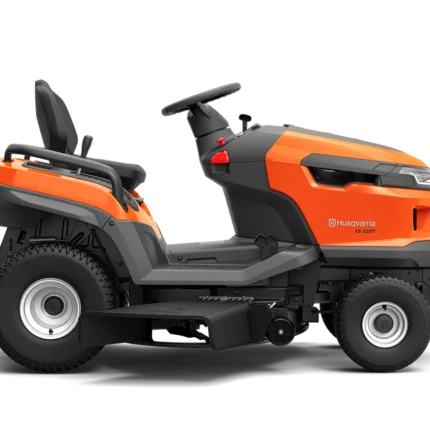 Seitenansicht eines Husqvarna Aufsitzmähers mit sichtbarem Mähdeck.