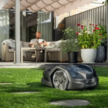 Mähroboter auf gepflegtem Rasen in einer Gartenumgebung.
