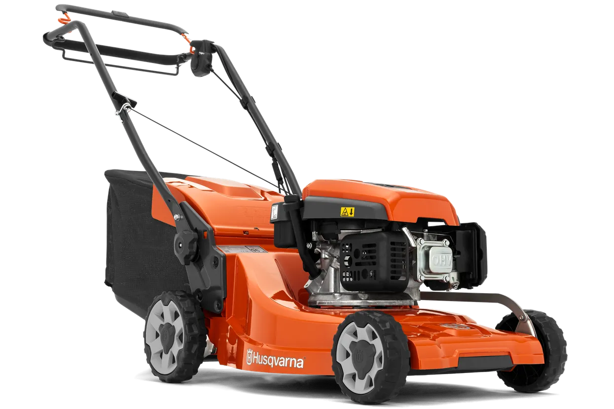 ci-345976.webp Seitenansicht eines Husqvarna Rasenmähers mit Motor und Rädern.