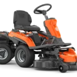 Seitenansicht eines Husqvarna Aufsitzmähers mit Mähdeck.
