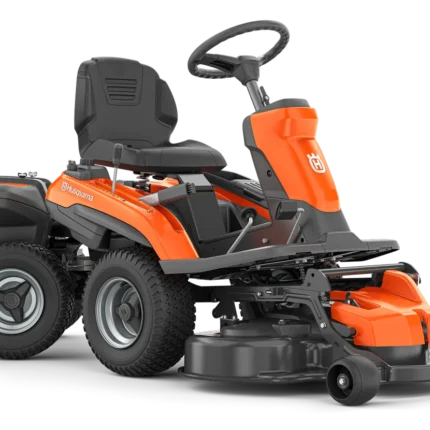 Seitenansicht eines Husqvarna Aufsitzmähers mit Mähdeck.