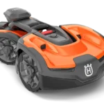 Mähroboter mit Husqvarna-Branding zur Hervorhebung des Designs.
