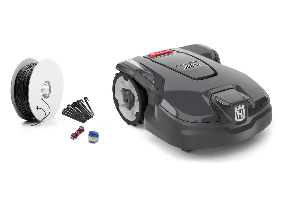 fb-425012.webp Seitenansicht eines Husqvarna Mähroboters mit Installationszubehör einschließlich Kabel und Steckverbindern.