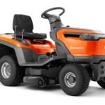 Seitenansicht eines Husqvarna Aufsitzrasenmähers mit sichtbarem Lenkrad und Sitz.