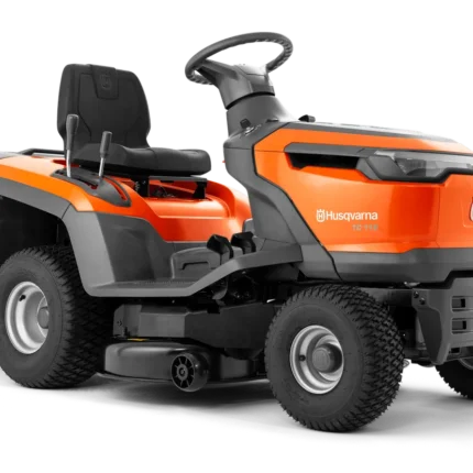 Seitenansicht eines Husqvarna Aufsitzrasenmähers mit sichtbarem Lenkrad und Sitz.