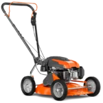 Seitenansicht eines Husqvarna Rasenmähers mit ergonomischem Griff und robusten Rädern.