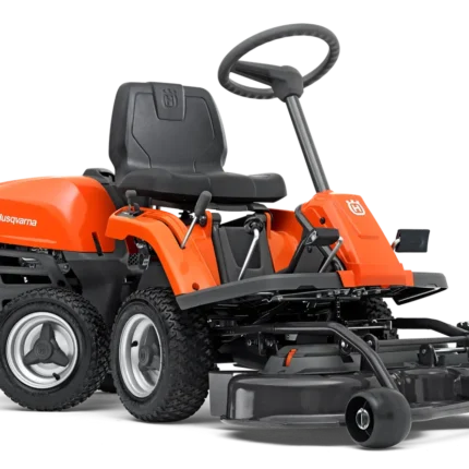 Seitenansicht eines Husqvarna Aufsitzmähers mit Mähdeck.