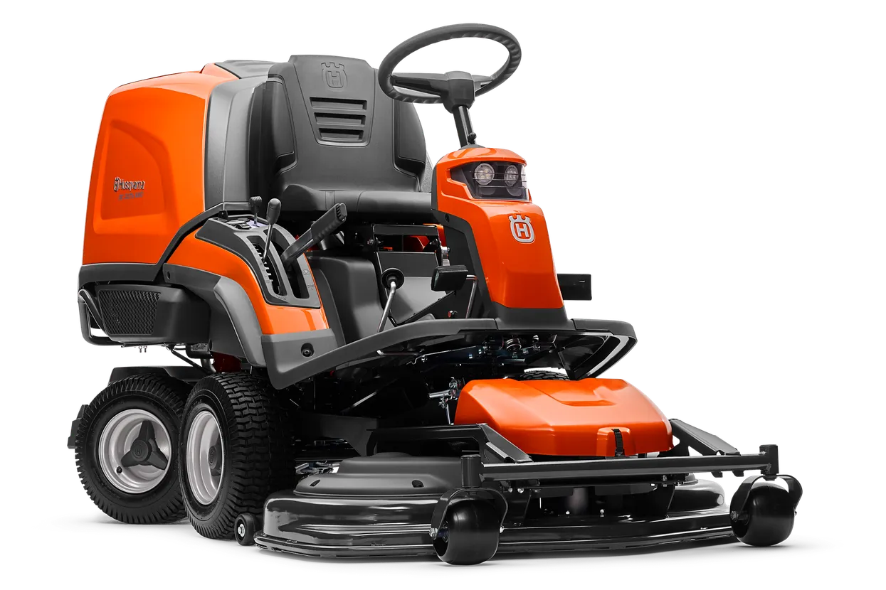 h310-1415.webp Frontansicht eines kommerziellen Husqvarna Frontmähers mit Mähdeck.