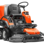 Frontansicht eines kommerziellen Husqvarna Frontmähers mit Mähdeck.