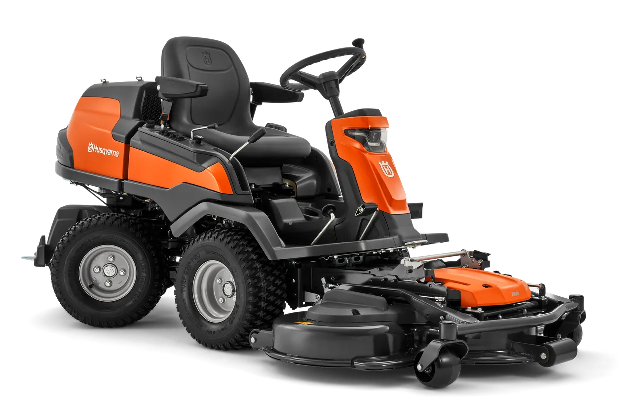 h310-1915-1.webp Frontansicht eines kommerziellen Husqvarna Frontmähers mit Mähdeck.