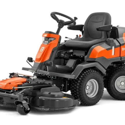 Seitenansicht eines Husqvarna Aufsitzmähers mit Mähdeck.