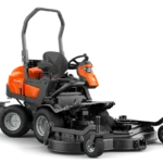 Seitenansicht eines kommerziellen Husqvarna Frontmähers mit Mähdeck.