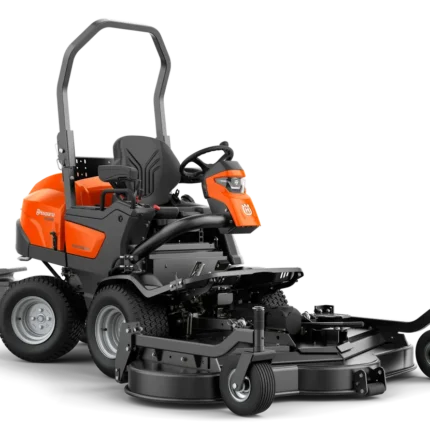 Seitenansicht eines kommerziellen Husqvarna Frontmähers mit Mähdeck.