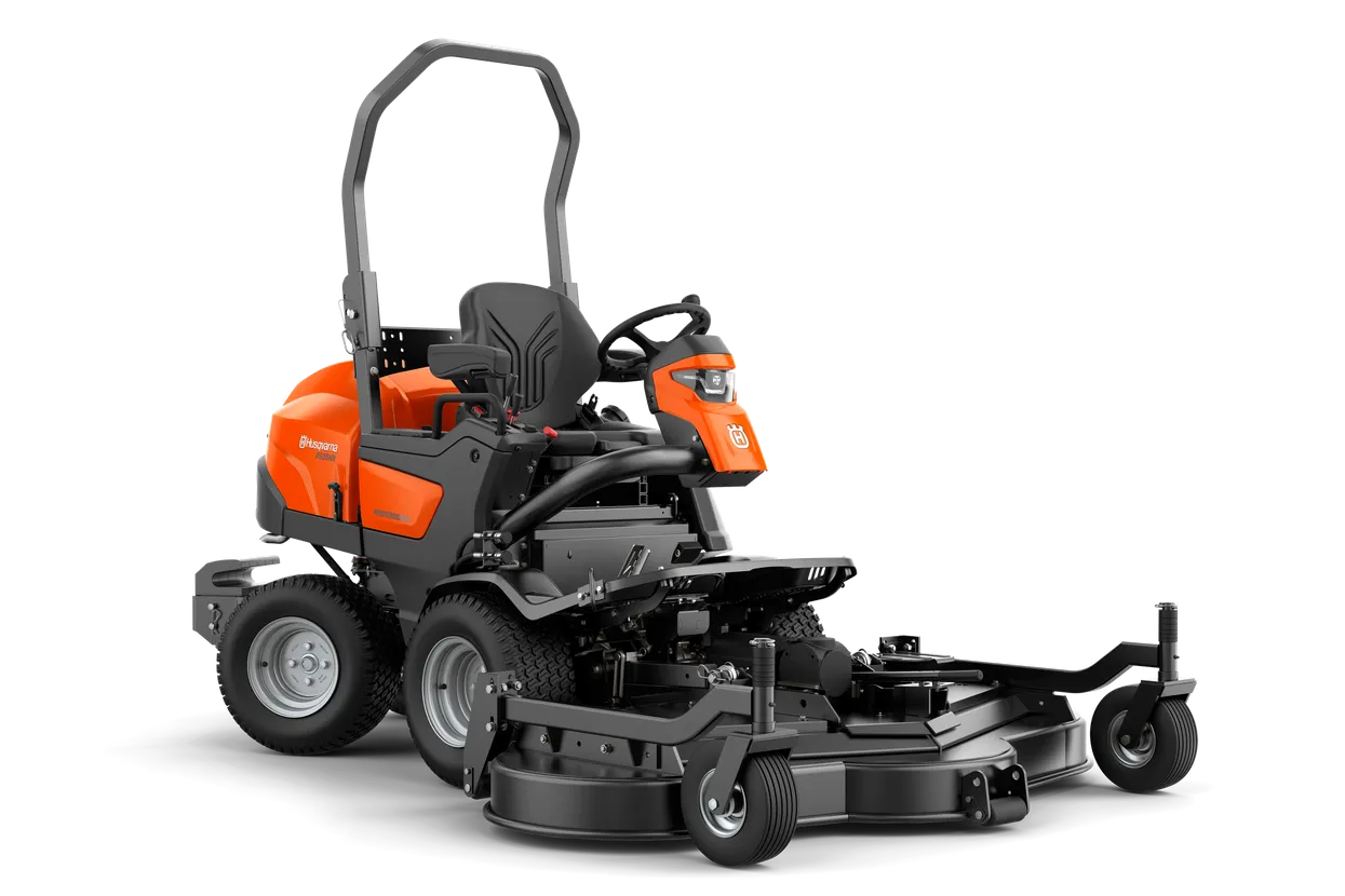 h310-2233.webp Seitenansicht eines kommerziellen Husqvarna Frontmähers mit Mähdeck.