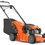 Seitenansicht eines Husqvarna Schieberasenmähers mit Grasfangsack.