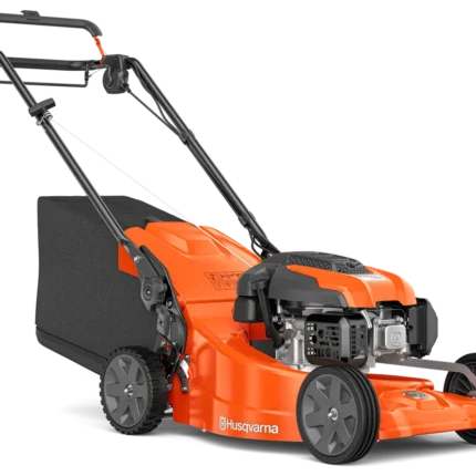 Seitenansicht eines Husqvarna Schieberasenmähers mit Grasfangsack.