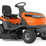 Seitenansicht eines Husqvarna Aufsitzrasenmähers mit sichtbarem Mähdeck.