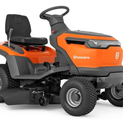 Seitenansicht eines Husqvarna Aufsitzrasenmähers mit sichtbarem Mähdeck.