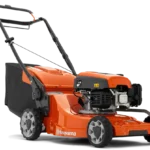 Seitenansicht eines Husqvarna Rasenmähers mit Grasfangsack.