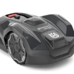 Husqvarna Automower®® 305E NERA. Vorderansicht eines Mähroboters mit sichtbarem Bedienfeld.