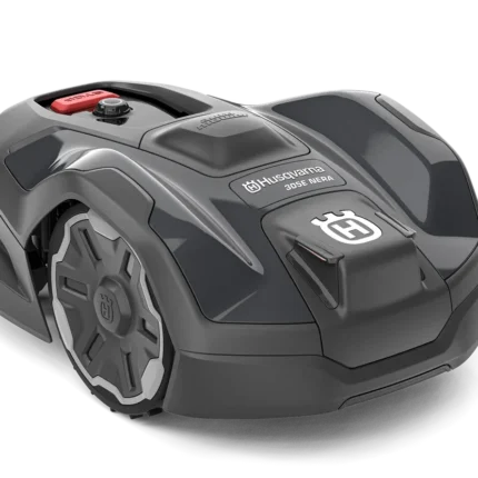 Husqvarna Automower®® 305E NERA. Vorderansicht eines Mähroboters mit sichtbarem Bedienfeld.