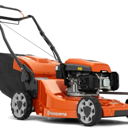 Seitenansicht eines Husqvarna Rasenmähers mit sichtbarem Motor und Grasfangkorb hinten.