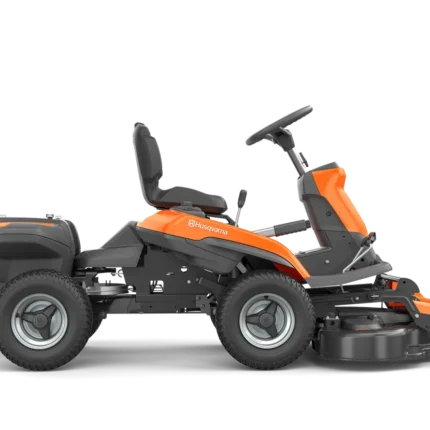 Seitenansicht eines kommerziellen Husqvarna Frontmähers mit Mähdeck.