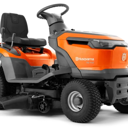 Seitenansicht eines Husqvarna Aufsitzrasenmähers mit sichtbarem Lenkrad und Sitz.