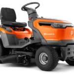 Seitenansicht eines Husqvarna Aufsitzmähers mit sichtbarem Mähdeck.