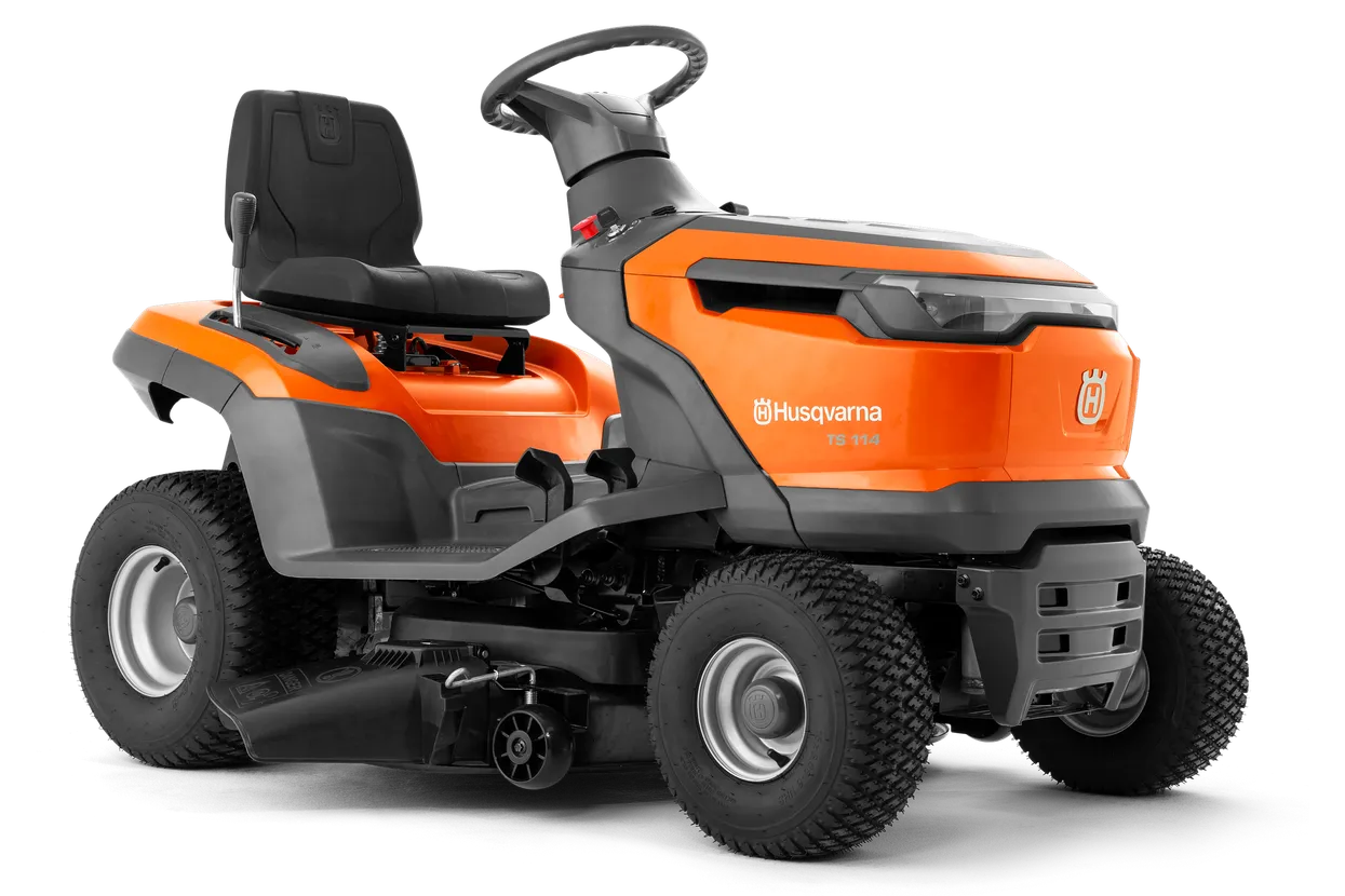lq-713104.webp Seitenansicht eines Husqvarna Aufsitzmähers mit sichtbarem Mähdeck.