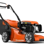 Seitenansicht eines Husqvarna Rasenmähers mit Grasfangsack.