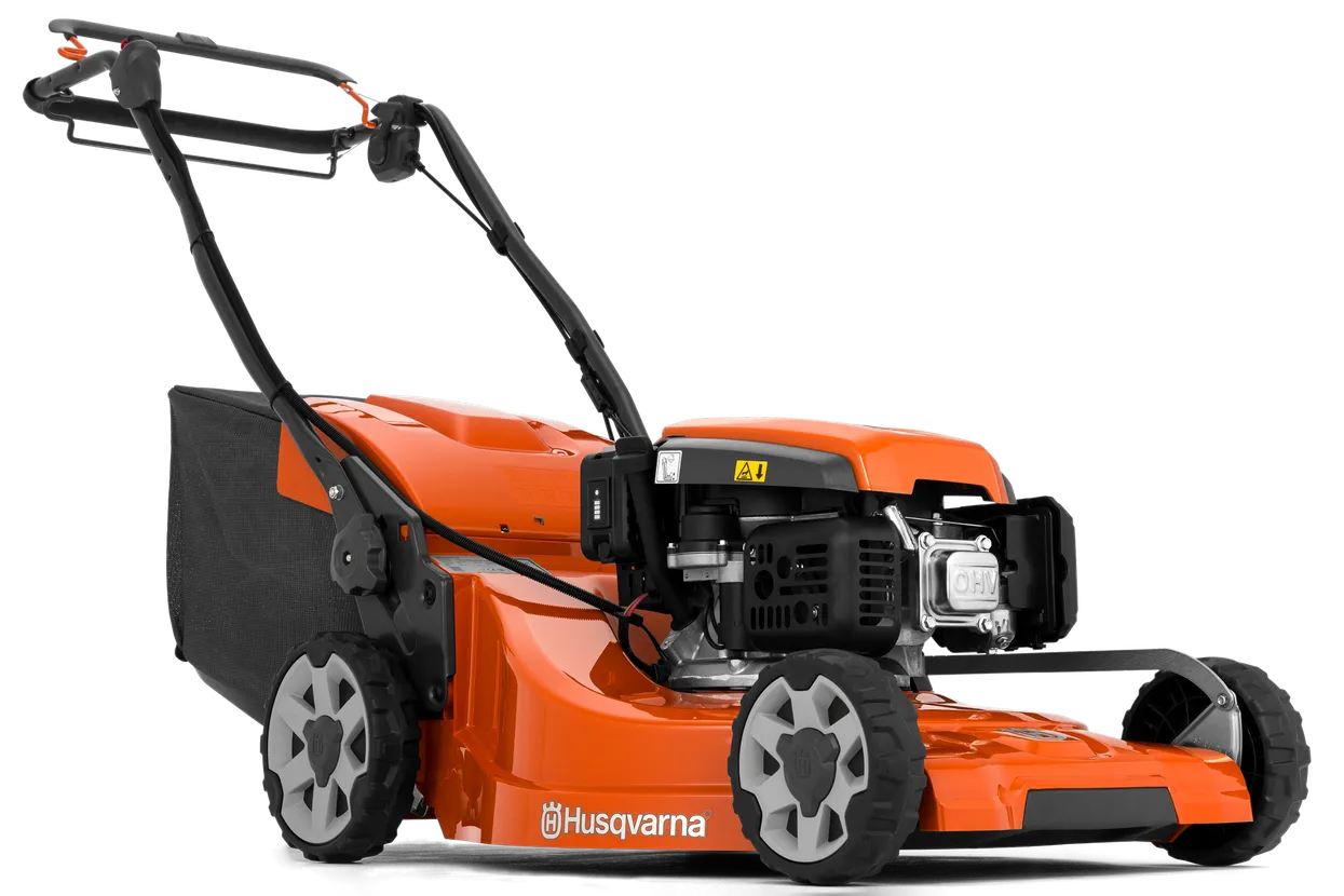 na-398999.webp Seitenansicht eines Husqvarna Rasenmähers mit Grasfangsack.