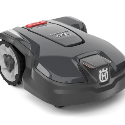 Seitenansicht eines Husqvarna Mähroboters mit sichtbaren Rädern und Bedienfeld.