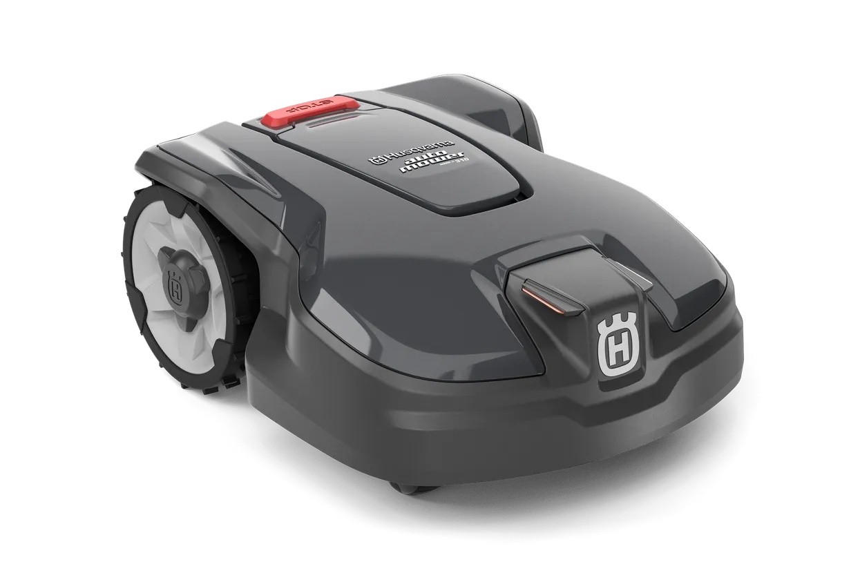 np-973276.webp Seitenansicht eines Husqvarna Mähroboters mit sichtbaren Rädern und Bedienfeld.