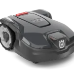 Seitenansicht eines Husqvarna Automower®® 305 Mähroboters auf weißem Hintergrund.