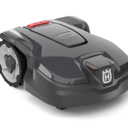 Seitenansicht eines Husqvarna Automower®® 305 Mähroboters auf weißem Hintergrund.