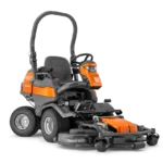 Rückansicht eines kommerziellen Husqvarna Frontmähers mit Mähdeck.