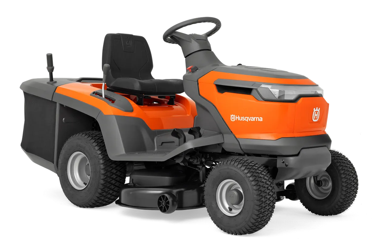 qj-889848.webp Seitenansicht eines Husqvarna Aufsitzrasenmähers mit Mähdeck.