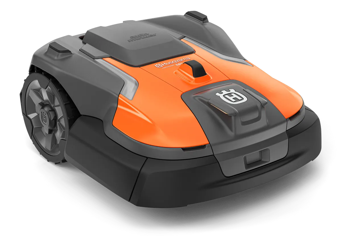 qs-285744.webp Husqvarna Automower®® 580 EPOS.® Vorderansicht eines Mähroboters.