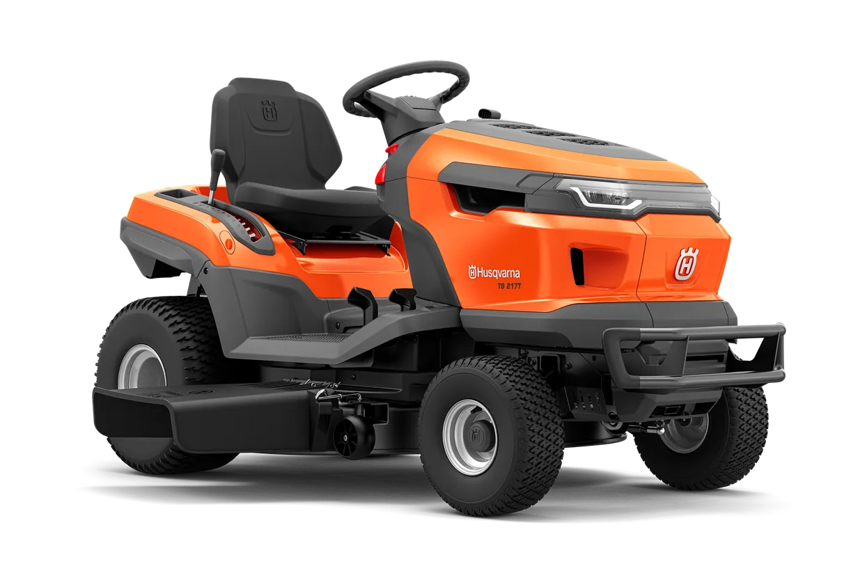 rv-873249.webp Vorderansicht eines Husqvarna Aufsitzmähers mit ergonomischem Sitz und Lenkrad.