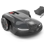Frontansicht eines Husqvarna Automower®® 450X NERA mit kabelloser Technologie und einer Plug-in-Verlängerung in der Nähe.