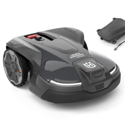 Frontansicht eines Husqvarna Automower®® 450X NERA mit kabelloser Technologie und einer Plug-in-Verlängerung in der Nähe.
