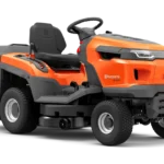 Seitenansicht eines Husqvarna Aufsitzmähers mit Mähdeck.