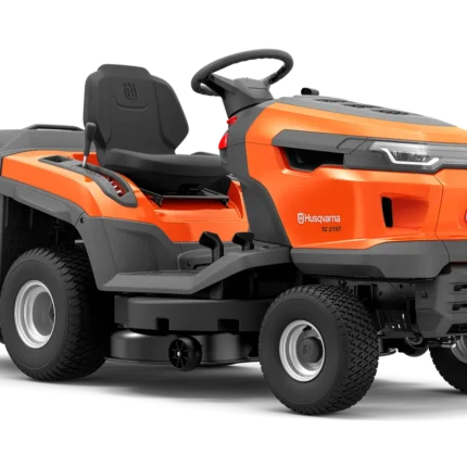 Seitenansicht eines Husqvarna Aufsitzmähers mit Mähdeck.