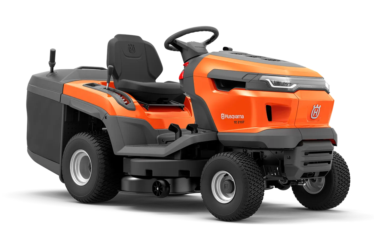 tz-449847.webp Seitenansicht eines Husqvarna Aufsitzmähers mit Mähdeck.